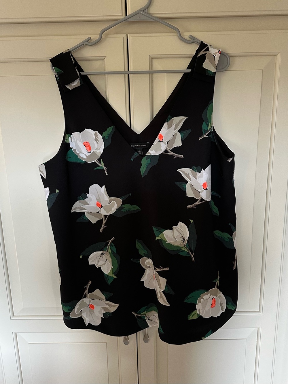 Banana Republic Black Floral V-Neck Sleeveless  Top - XL